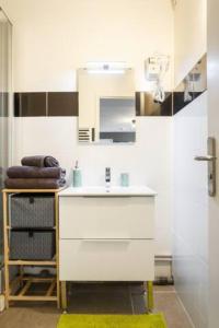 PARIS Proche : Studio tranquille et cosy