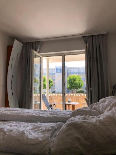 Parkplatz und Balkon - Burberg`s Heimathafen in Wiesbaden