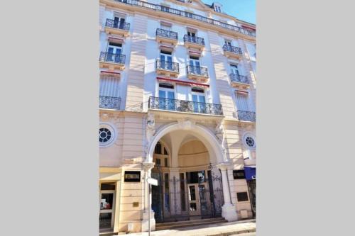 Аpartements in the historical center df Vichy,hotel Imperial.
