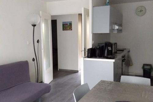 Particulier loue T3 en rez de jardin à 30 mètres de la plage avec un double box