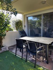 Particulier loue T3 en rez de jardin à 30 mètres de la plage avec un double box