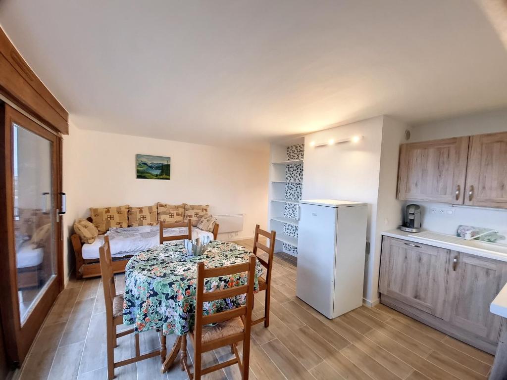 Passy Azur AP4242 by Riviera Holiday Homes