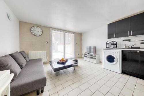 pavillon tout équipé avec jardin et parking privé calme garanti