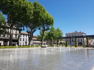Appartement Penthouse Apartment overlooking Place Carnot 27 Rue Chartran 11000 Carcassonne Languedoc-Roussillon