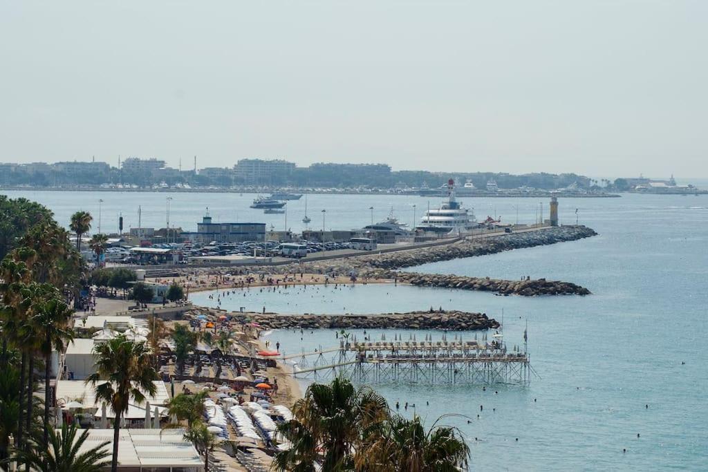 Penthouse apartment with roof terrace by the beach 1 Avenue Laugier, 06400 Cannes