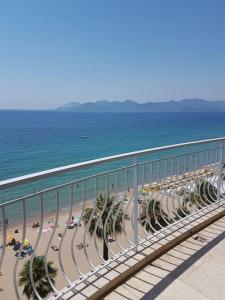 Penthouse apartment with roof terrace by the beach