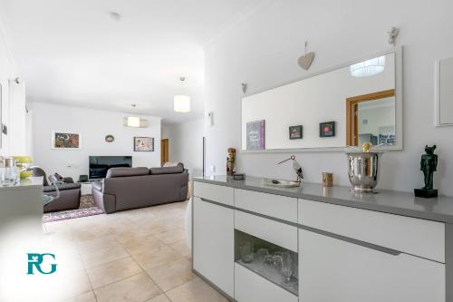 Penthouse near the historic centre with AC, pool and garage