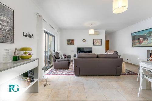 Penthouse near the historic centre with AC, pool and garage