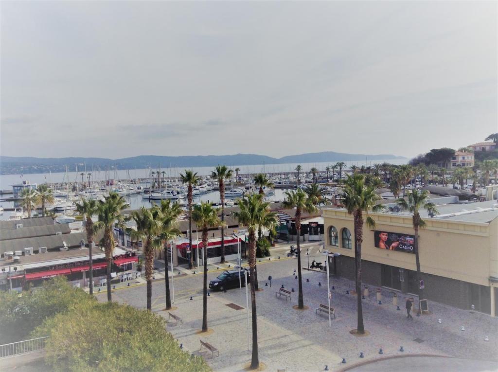 Penthouse proche St TROPEZ-Cavalaire rue du port 6 Avenue Charles de Gaulle, 83240 Cavalaire-sur-Mer