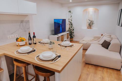 Perfect family-oriented and renovated townhouse in the old Antibes