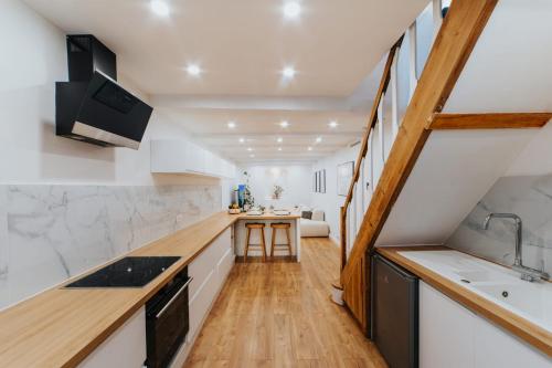 Perfect family-oriented and renovated townhouse in the old Antibes
