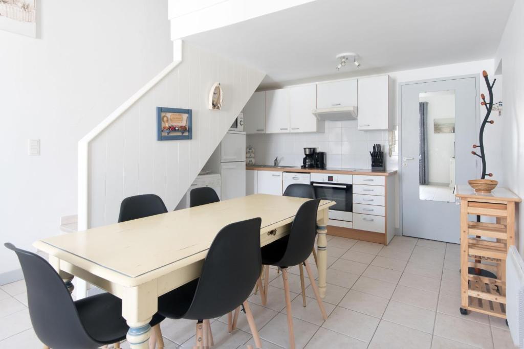 Petit appartement sympa une chambre grand salon salle à manger deux lits dans le salon cuisine 81310 Parisot