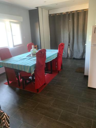 Petit appartement sympa une chambre grand salon salle à manger deux lits dans le salon cuisine