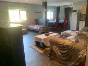 Petit appartement sympa une chambre grand salon salle à manger deux lits dans le salon cuisine