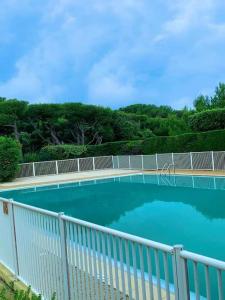 Petit chez soi *jolie vue pinède* 200m des plages