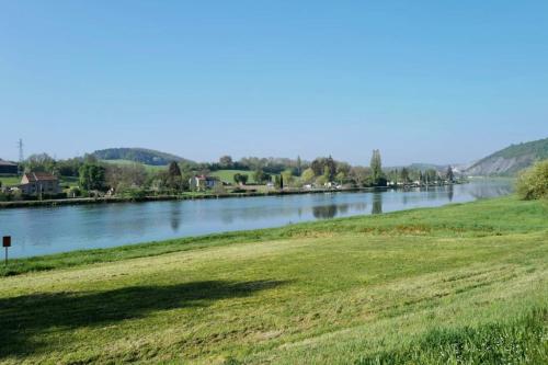 Petit cocon douillet face à la Meuse.