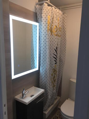 Petit coin cocooning privé 4min a pied de la gare