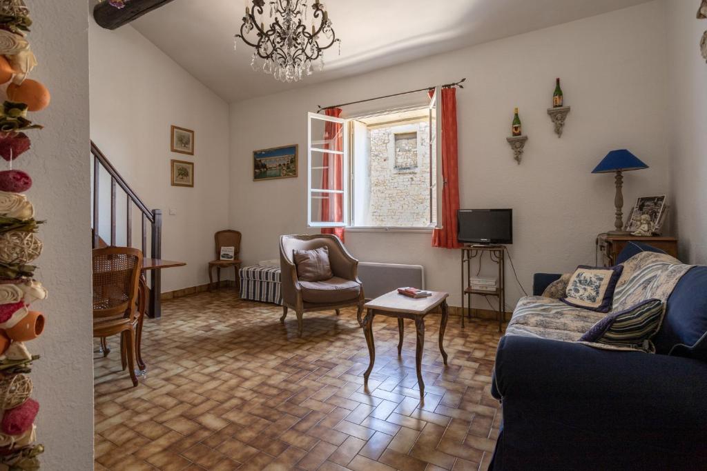 Appartement Petit Paradis Nemausus Passage du vieux Nîmes, 3ème étage 7 Rue des Marchands 30000 Nîmes