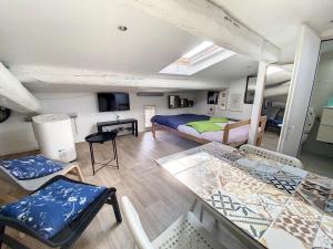 Petit St Louis Studio mansardé atypique climatisé