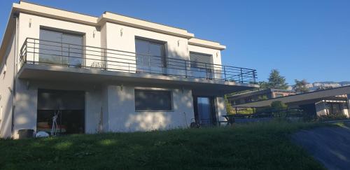 PETIT STUDIO DANS VILLA BORD DE LAC