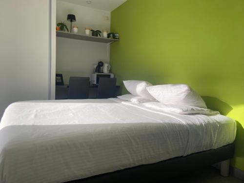 PETIT STUDIO DANS VILLA BORD DE LAC