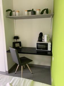 PETIT STUDIO DANS VILLA BORD DE LAC
