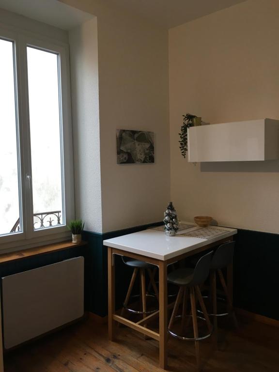 Petit studio, plein centre ville, grande terrasse 4 Rue Laspalles, 65200 Bagnères-de-Bigorre