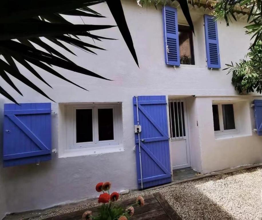 Appartement Petite maison en centre ville de Toulon 39 Rue Michel de Bourges 83200 Toulon