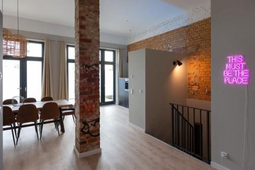 Phoenix Loft 6 High Speed WIFI Netflix