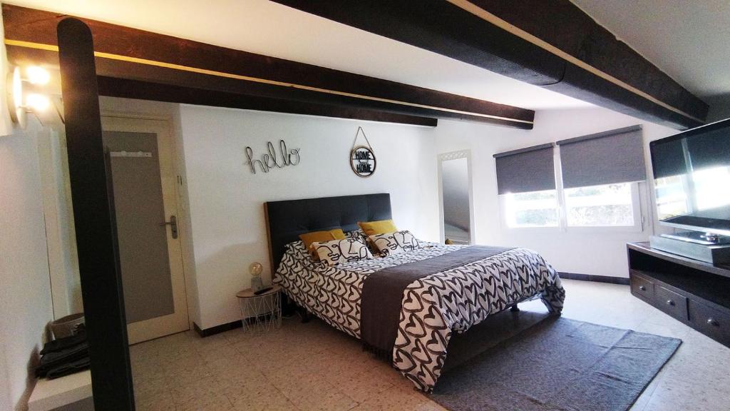 Pick a Flat's Apartment in Montmartre - Rue des Martyrs studio