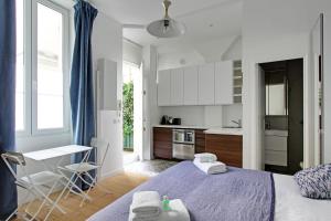Pick a Flat's Apartment in Montmartre - Rue des Martyrs studio