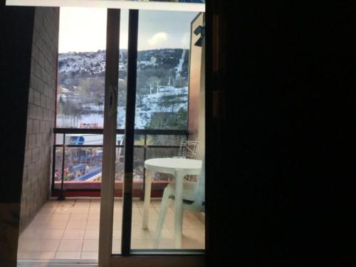Pied de piste avec terrasse et casier a ski
