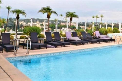 Pink Front de mer piscine Rooftop YourHostHelper