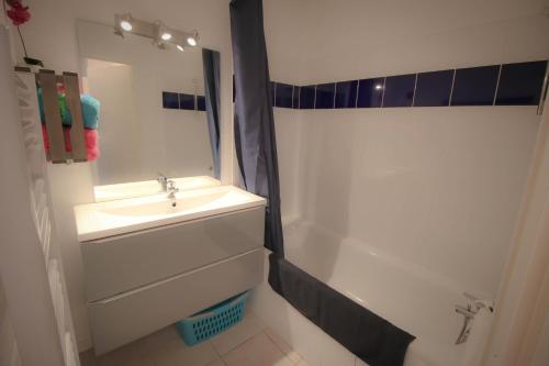 PISCINE, JARDIN, PARKING, 5 lit, 1500m cité,WIFI