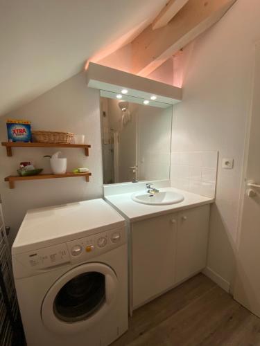 Place de la mairie T2 type loft 70m2 terrasse 35m2