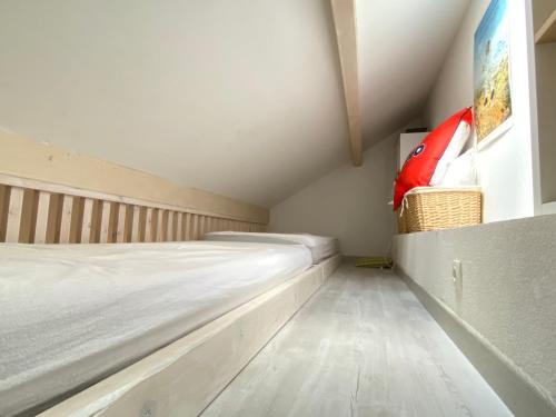 Place de la mairie T2 type loft 70m2 terrasse 35m2