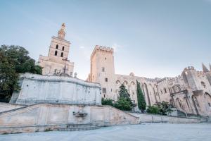 PLACE DU PALAIS DES PAPES 3 chambres Parking Climatisation 3 Salles de bain
