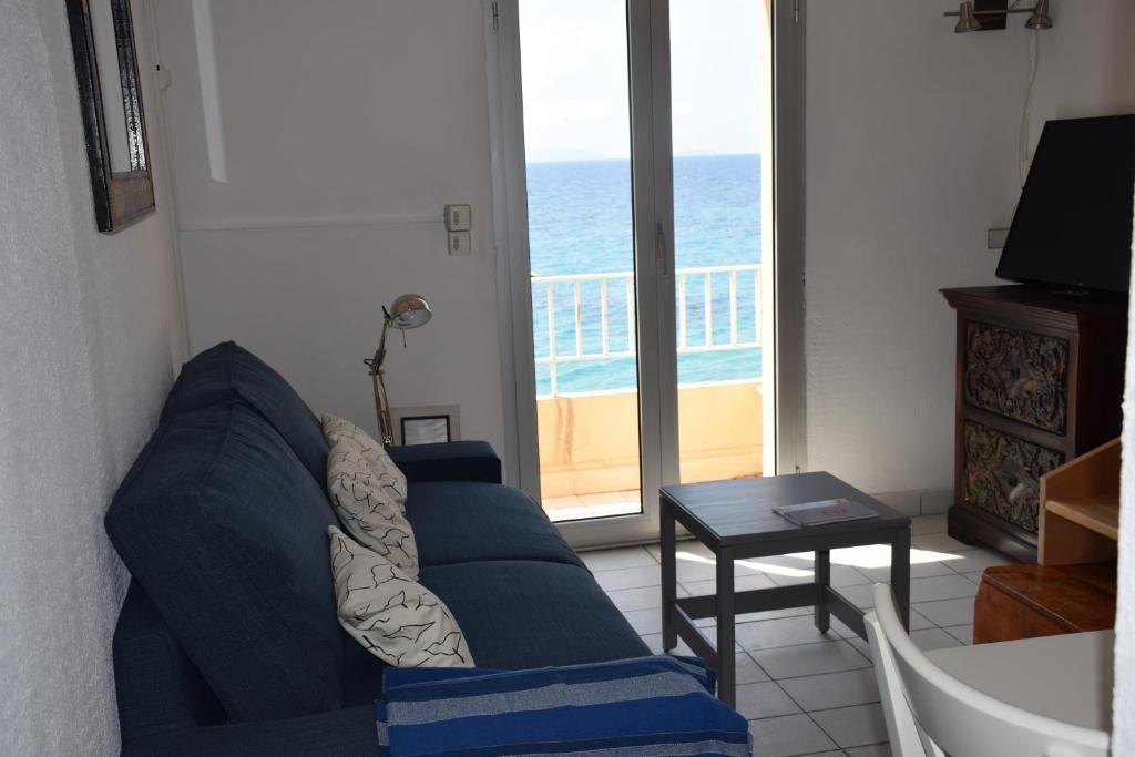 Appartement plage d'aiguebelle 2eme etage 22 Avenue des 3 Dauphins 83980 Le Lavandou