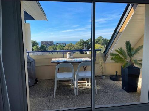 Plage de rêve et tennis devant la maison