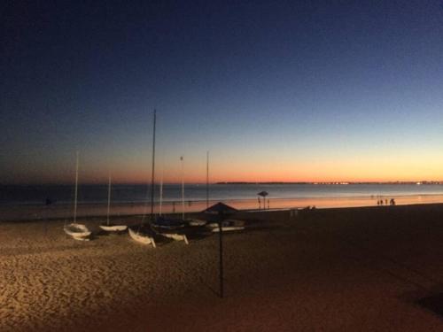 Plage de rêve et tennis devant la maison