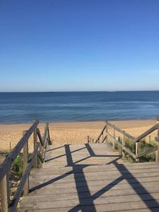 Plage de rêve et tennis devant la maison