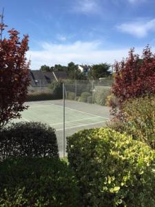 Plage de rêve et tennis devant la maison