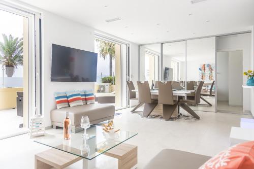 PLAGE Ground floor apartment on seafront with large terrace