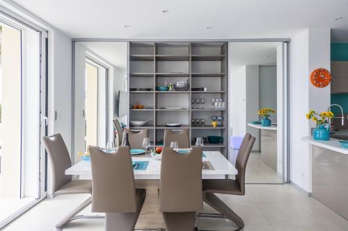 PLAGE Ground floor apartment on seafront with large terrace