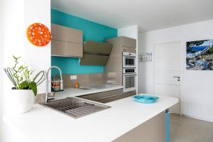 PLAGE Ground floor apartment on seafront with large terrace
