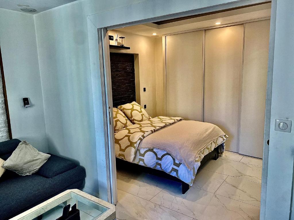 PLAGE Superb bright apartment with sea view & close to Cannes center 06400 Cannes
