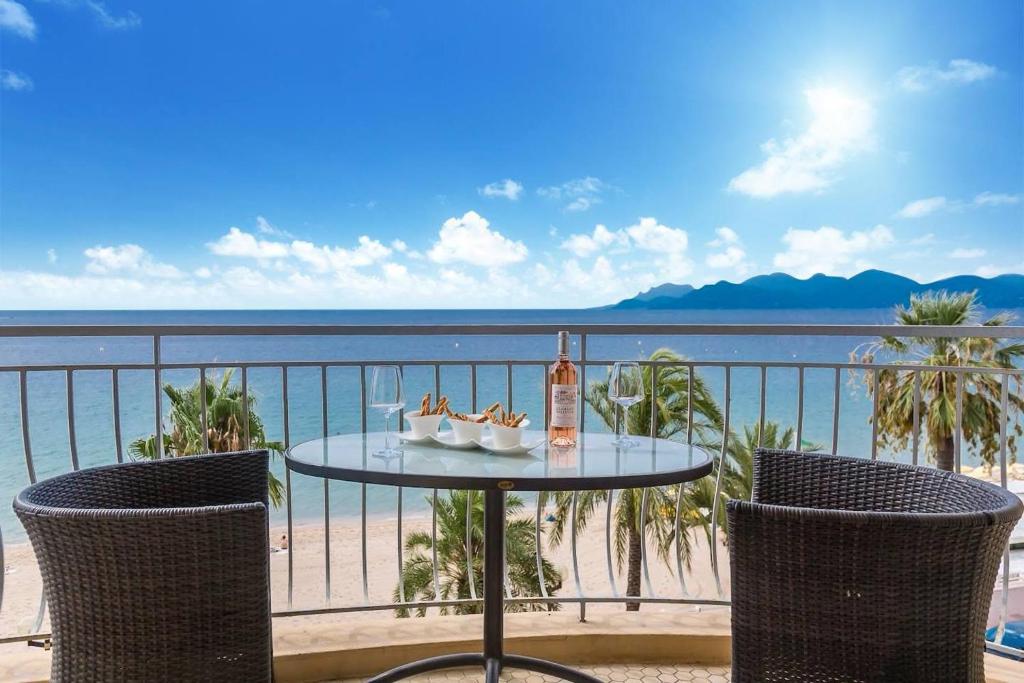 PLAGE Superb bright apartment with sea view & close to Cannes center 1 Avenue Laugier, 06400 Cannes