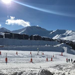 PLAGNE SOLEIL appart 5 pers - sud - skis aux pieds - vue piste