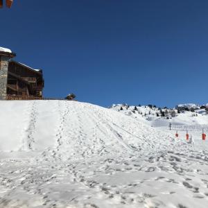 PLAGNE SOLEIL appart 5 pers - sud - skis aux pieds - vue piste