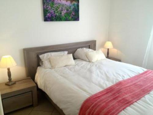 Pleasant 2 Bed Apartment in the calm Palm Beach area of Cannes with beaches nearby on all sides 1525